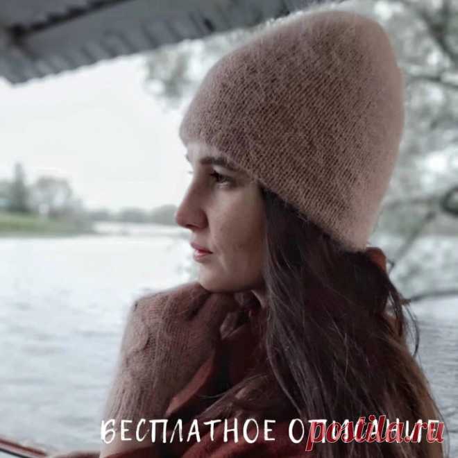 Интересная шапочка спицами Вязать будем от макушки в две основных и одну дополнителную нить, способом мэджик луп.•На спицы набираем 12 петель, 13й петлей замыкаем вязание в круг.•1 ряд: *1 лиц.п, скрещенный накид, 1 лиц.п. (помечаем эту петлю маркером), скрещенный накид, 2 лиц.п, скрещенный накид, 1 лиц. п....