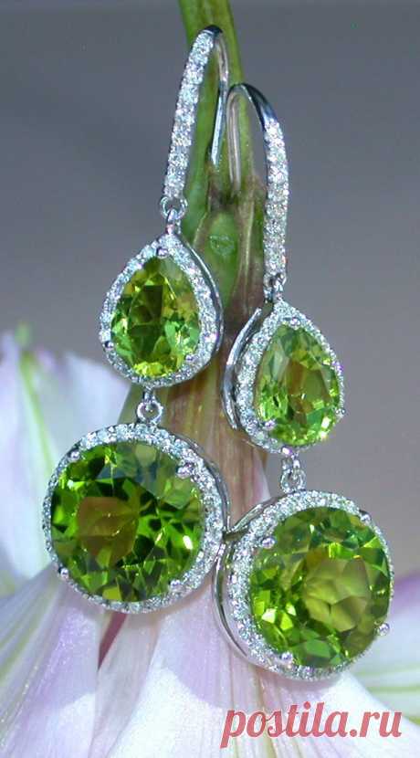 СЕРЬГИ С БРИЛЛИАНТАМИ И ПЕРИДОТАМИ,  13.48 ct. WG18K