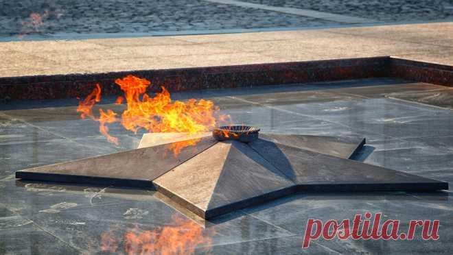 Российские подростки забросали Вечный огонь снегом и пиротехникой. В Нефтеюганске Ханты-Мансийского автономного округа - Югры подростки забросали снегом и пиротехникой Вечный огонь. Об этом сообщает информационный центр СК России. Сообщается, что группа несовершеннолетних осквернила мемориал - подростки ...