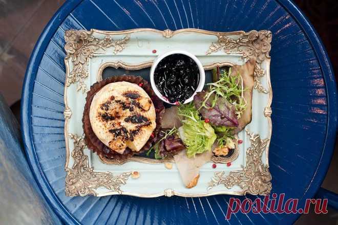 Жареный камамбер с чернично-розмариновым джемом
Цикл - Интересные рецепты от ВСЁВСЁ.РУ 
---------------------
ИНГРЕДИЕНТЫ
Сыр камамбер - 125 г 
Черника - 100 г 
Мед - 2 столовые ложки 
Коричневый сахар - ½ чайной ложки 
Розмарин - 3 штуки 
Тимьян - 3 г 
Латук - 10 г 
Лоло-россо - 10 г 
Мангольд - 5 г 
Салат фризе - 5 г 
Грецкие орехи - 5 г 
............