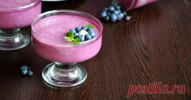 Сливочное желе с черникой Ингредиенты: 1 ст сливок,1 ст молока,20 г желатина,100 г сахара,10 г ванилина,300 г черникиПриготовление: Желатин залить 50 мл холодной воды, размешать и оставить для набухания.Чернику промыть, подсушить на полотенце и пюрировать блендером.Смешать сливки с молоком, поставить на малый...