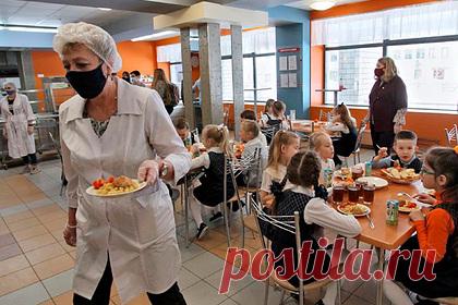 Россиянам объяснили запрет макарон с фаршем в школьных столовых. Макароны по-флотски, яичница, а также фаршированные блины запрещены для питания в школьных столовых России более 30 лет из-за отсутствия должной термообработки в соответствии с требованиями безопасности при готовке. Об этом сообщили в пресс-службе Роспотребнадзора.