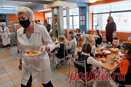 Россиянам объяснили запрет макарон с фаршем в школьных столовых. Макароны по-флотски, яичница, а также фаршированные блины запрещены для питания в школьных столовых России более 30 лет из-за отсутствия должной термообработки в соответствии с требованиями безопасности при готовке. Об этом сообщили в пресс-службе Роспотребнадзора.