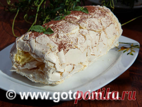Рулет из безе с масляным кремом. Рецепт с фото Рулет из безе лучше всего начинять масляным кремом. И не только потому, что мне так больше нравится, но и потому что от других кремов, например, от крема на основе взбитых сливок, безе становится влажным и буквально тает. Я добавила в крем лимонный сок и цедру и посыпала готовый рулет порошком какао, чтобы чуть-чуть убавить сладость.
