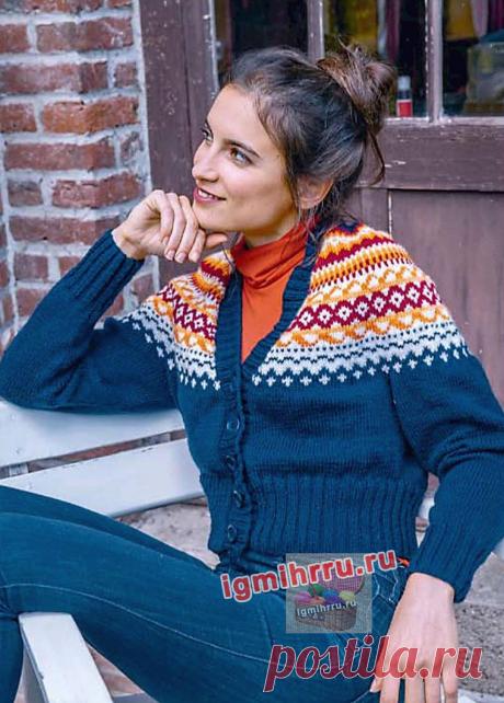 Укороченный жакет с жаккардовой кокеткой. Вязание спицами со схемами и описанием