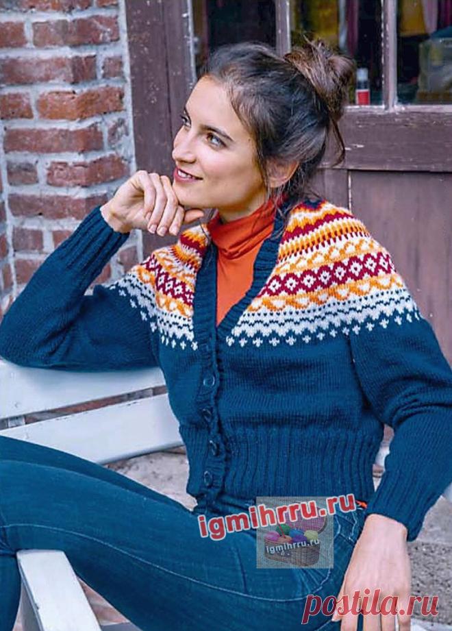 Укороченный жакет с жаккардовой кокеткой. Вязание спицами со схемами и описанием