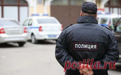 На Урале в отделе полиции умерла женщина. Женщина умерла в отделе полиции Сысерти после задержания за кражу бутылки водки, перед смертью она жаловалась на боль в груди.