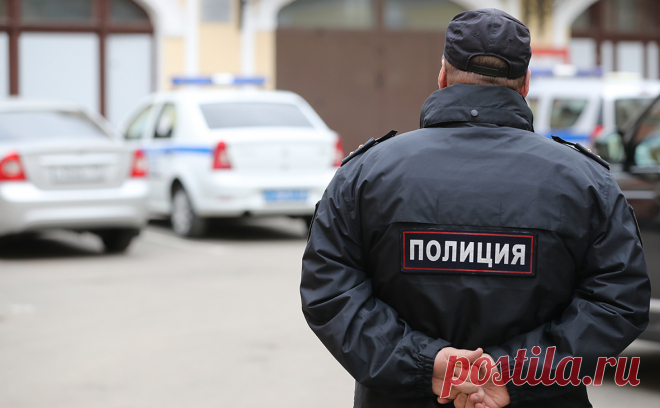 На Урале в отделе полиции умерла женщина. Женщина умерла в отделе полиции Сысерти после задержания за кражу бутылки водки, перед смертью она жаловалась на боль в груди.