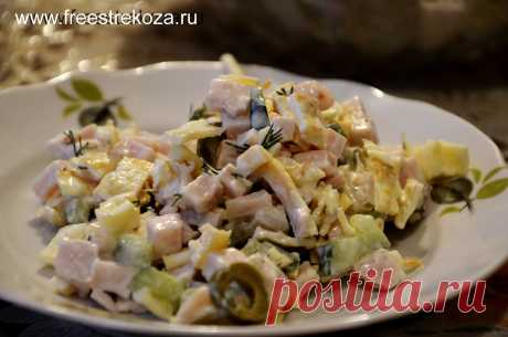 Незатейливый салатик из доступных продуктов. Жареные яйца придают новый вкус.  Сытно и вкусно...