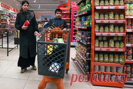 Жители Туркмении вышли на митинг из-за роста цен на продукты. Жители Фарапского района (этрапа) Туркмении вышли на митинг к зданию местной администрации из-за роста цен на продукты. С 1 января в государственных магазинах Фарапа цены на некоторые субсидированные продукты выросли в 7-8 раз. Полицейские заявили, что если жители еще раз попытаются «поднять бунт», то их расстреляют.