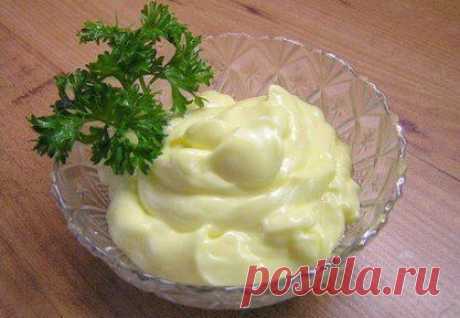 Домашний вкуснейший майонез.
И больше никакого магазинного!
Время приготовления: 10 минут
Порций: 4
Вам потребуется:
2 яйца
3 столовых ложки лимонного сока
1 чайная ложка дижонской горчицы
1/2 чайной ложки соли
перец по вкусу
1,25 стакана оливкового или другого масла
Как готовить:
Взбейте в блендере все ингредиенты до воздушной густой однородной массы.
Приятного аппетита!