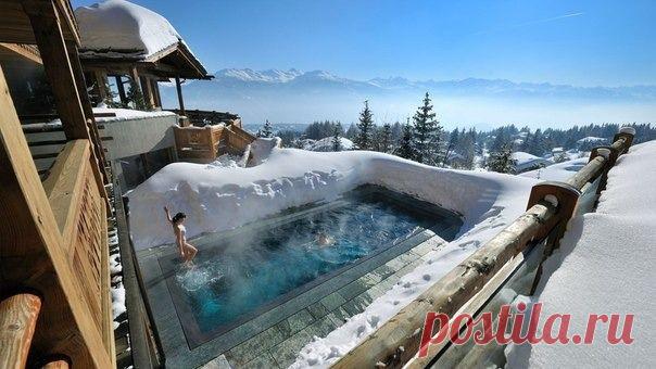 Подогреваемый бассейн горнолыжного курорта Кран-Монтан в Швейцарии