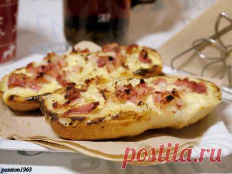Горячие бутерброды с луком и беконом а ля фламмкухен.