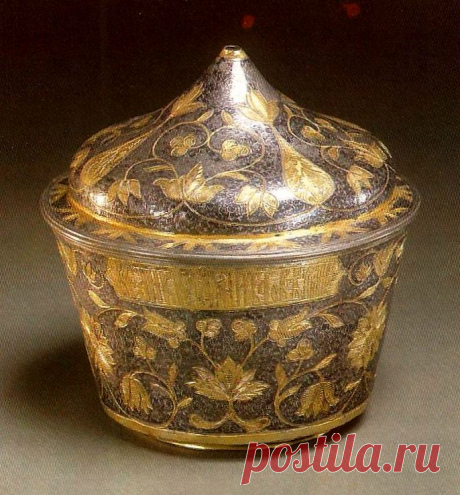 Ставец*. 1685. Серебро, чернь, резьба, золочение.
* Ставец – глубокая круглая чаша с крышкой, существует несколько названий.