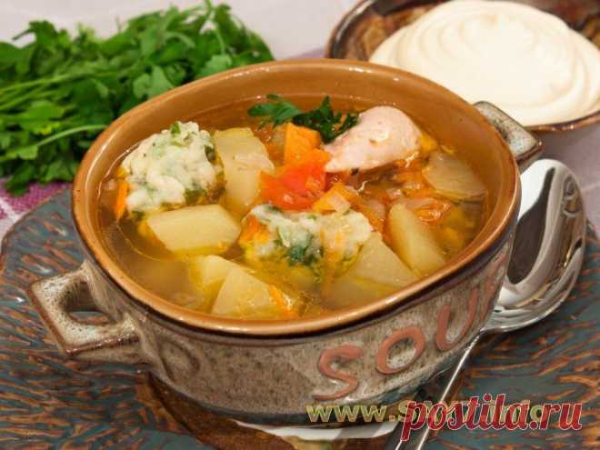 Суп с цыпленком, овощами и клецками с зеленью