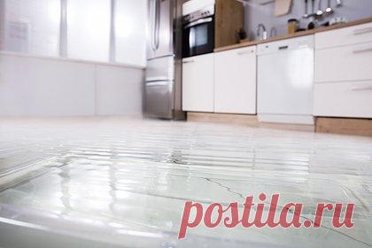 Россиянам назвали способы получить компенсацию за затопление квартиры. При заливе квартиры соседями россиянам рекомендовали зафиксировать причиненный ущерб на фото и видео, а также обратиться к оценщику, который определит нужную для ремонта сумму. Также юрист посоветовал готовиться к суду с соседями или управляющей компанией — в случае, если будет неясно, кто виноват в потопе.