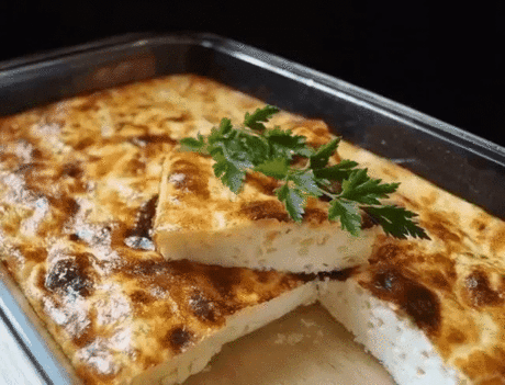 Вкусный и пышный омлет
Ингредиенты:
Яйцо 6 шт.
Молоко 300 мл.
Соль 0,5 ч.л.
Масло сливочное для смазывания формы
Приготовление :
Яйца разбиваем в чашку.
Вливаем молоко.
Солим по вкусу.
Перемешиваем венчиком. Взбивать массу не нужно, достаточно просто хорошо перемешать.
Форму хорошо смазываем сливочным маслом. У меня размер формы 18 х 27 см. Высота вашего омлета будет зависеть от размера вашей формы. Чем меньше форма, тем выше омлет.
Вливаем омлетную смесь в форму и отправляем в духовку р