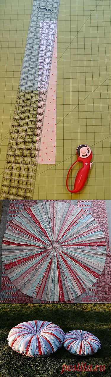 Круглая подушка из лоскутков.