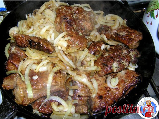 Самый вкусный рецепт печени! Печень получается мягкой, сочной, нежной! 

ИНГРЕДИЕНТЫ 
600 г говяжьей печени 
1 яйцо 
3 зубчика чеснока 
1 ч. л. сахара 
1 ч. л. соли (без горки) 
0,5 ч. л. соды 
1 луковица 
масло растительное для жарки 
мука кукурузная для панировки 

ПРИГОТОВЛЕНИЕ 
Печень вымой, обсуши, удали пленку и нарежь крупными кусочками. 
Приготовь маринад: в миске взбей яйцо с солью, сахаром, содой и чесноком, пропущенным через пресс. Залей полученной смесью кусочк...