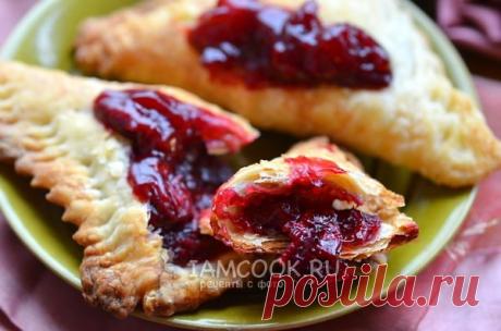 Вкуснейщие и хрустящие слойки с вишней - Вкусные рецепты