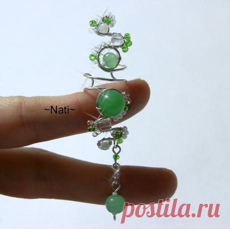 Ещё один кафф из моей зелёной коллекции.
Для изготовления использована проволока с посеребрением немецкого качества, бусины натурального нефрита а так же японский и чешский бисер.
Кафф получился очень весенний и женственный.
Узнать подробнее о моём творчестве можно в моей группе: https://vk.com/vazanie_ot_nati. Так же мои украшения можно приобрести! в моём магазине