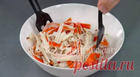 Просто разворачиваю крабовые палочки и заливаю маслом