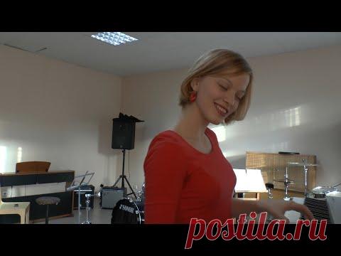 Зимний экспромт из «Зимней сюиты». Музыка Владимира Сидорова. Вокальная импровизация - Ирина Байдакова, импровизация на саксофоне - Семен Мазурок. В кадре - Анна Траудман. 2014.