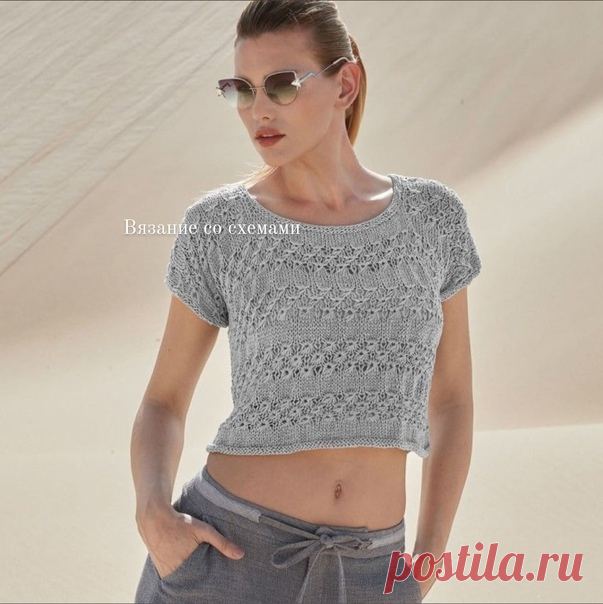 #вязаный_топ@modnoe.vyazanie
Укороченный топ.

Размеры 36 (38/40) 42

ВАМ ПОТРЕБУЕТСЯ
Пряжа (100% хлопка; 130 м/50 г) — 250 (250) 300 г ленточной светло-серой; спицы № 5 и 6; круговые спицы № 5.

УЗОРЫ И СХЕМЫ

ИЗНАНОЧНАЯ ГЛАДЬ
Вязание рядами в прямом и обратном направлениях = лицевые ряды — изнаночные петли, изнаночные ряды — лицевые петли;
в круговых рядах = все петли вязать изнаночными.

ОСНОВНОЙ УЗОР
Количество петель кратно 6 + 1 + 2 кром.

Вязать по приведенной схеме...