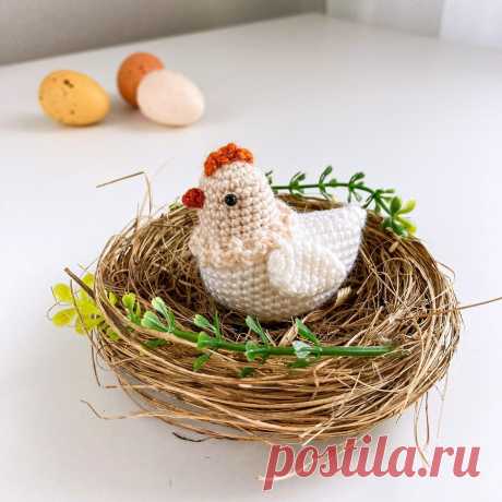 PDF Курочка крючком. FREE crochet pattern; Аmigurumi chiken patterns. Амигуруми схемы и описания на русском. Вязаные игрушки и поделки своими руками #amimore - маленькая курочка к Пасхе, пасхальная курица, птица.