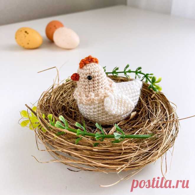 PDF Курочка крючком. FREE crochet pattern; Аmigurumi chiken patterns. Амигуруми схемы и описания на русском. Вязаные игрушки и поделки своими руками #amimore - маленькая курочка к Пасхе, пасхальная курица, птица.