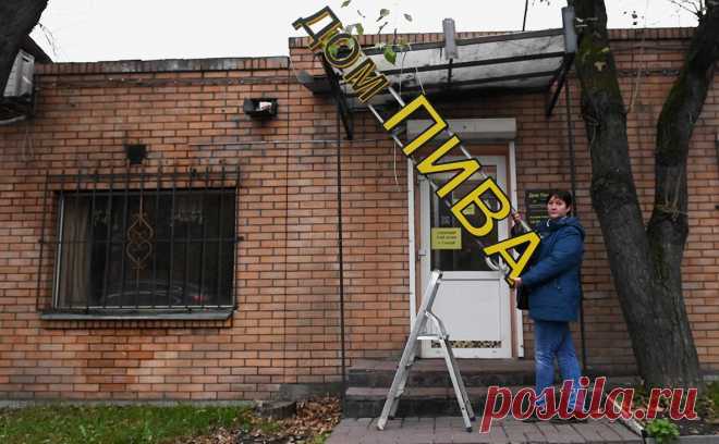В Госдуму внесли законопроект о праве регионов запрещать «наливайки». Группа депутатов Госдумы и сенаторов внесла на рассмотрение в нижнюю палату парламента законопроект, который предоставляет властям регионов право вводить ограничения на работу «наливаек» и на продажу слабоалкогольных напитков.