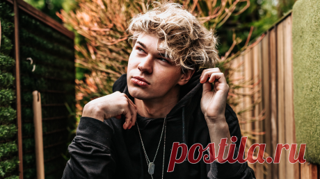 Что такое здоровый разум? Психиатр Дэниел Сигел обнаружил: пациенты обычно обращаются за помощью или испытывая в своей жизни скованность — когда многие вещи предсказуемы, скучны, безжизненны, — или ощущая хаос, когда жизнь становится взрывной, непредсказуемой и наполненной беспокоящим вмешательством эмоций, воспоминаний и мыслей. Он задумался: почему отсутствие расслабленности, комфорта и наличие стресса чаще всего сопровождаются ощущением хаоса или скованности, либо того и другого сразу? Об…