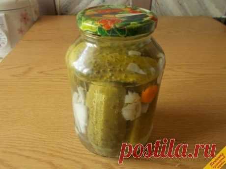 Огурчики по Болгарски (ОБАЛДЕННО ВКУСНЫЕ!!!!)
в 1-литровые банки. На 1 банку - 5 горошин душистого перца, 5 лавровых листиков (небольших), 1 зубчик чеснока, 1 маленькая луковица. Всё! Больше ничего не нужно!
Делаем заливку - на 1 л. воды - 4 ч.л. соли, 8 ч.л. сахара, 8 столовых ложек 9-процентного уксуса. Доводим до кипения и заливаем в стерилизованные, наполненные огурчиками, баночки. Затем прикрываем крышками и ставим стерилизовать банки в горячую воду - с момента закипания - 10 минут.