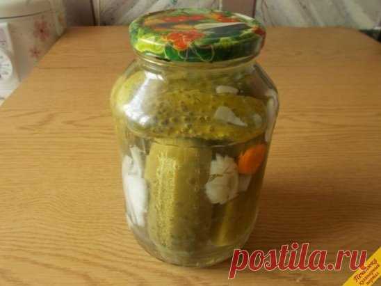 Огурчики по Болгарски (ОБАЛДЕННО ВКУСНЫЕ!!!!)
в 1-литровые банки. На 1 банку - 5 горошин душистого перца, 5 лавровых листиков (небольших), 1 зубчик чеснока, 1 маленькая луковица. Всё! Больше ничего не нужно!
Делаем заливку - на 1 л. воды - 4 ч.л. соли, 8 ч.л. сахара, 8 столовых ложек 9-процентного уксуса. Доводим до кипения и заливаем в стерилизованные, наполненные огурчиками, баночки. Затем прикрываем крышками и ставим стерилизовать банки в горячую воду - с момента закипания - 10 минут.