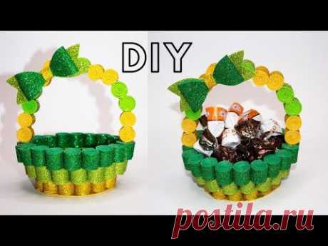 КОРЗИНКА ИЗ ФОАМИРАНА ДЛЯ КОНФЕТ / Поделки на пасху / Easter crafts - YouTube

В этом видео хочу показать вам идею оригинальных пасхальные корзиночек из фоамирана. В такую корзиночку можно легко положить яйцо или шоколадные конфеты. Думаю, что такая поделка будет оригинальным мини подарочком для ваших родных, близких и друзей.