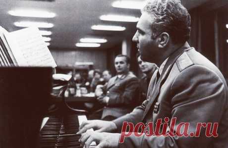 Такого миллионера в СССР больше не было  

В 70-е он возглавлял ГУВД Московской области, был начальником угрозыска.Днем ловил бандитов, а вечерами писал музыку.«Снегопад» Брегвадзе, «Не надо печалиться», — визитная карточка «Самоцветов», «Я…