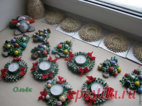 Рождественские подсвечники своими руками Автор: оль4к (Ярмарка Мастеров)
Добрый день.
Хочу поделиться одной своей идейкой. Скоро новогодние праздники, думаю этот МК будет полезен многим.
Можно делать вместе с детьми. Работа довольно прос…