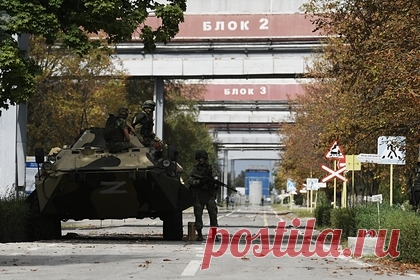 В Энергодаре сообщили о пробитии снарядом ВСУ энергоблока Запорожской АЭС. Один из артиллерийских снарядов во время обстрела со стороны ВСУ насквозь пробил стену неработающего энергоблока Запорожской АЭС, рассказал глава администрации города Александр Волга. По его словам, система безопасности энергоблоков имеет структуру, которую невозможно нарушить одним попаданием.