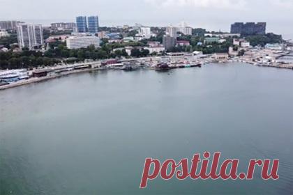 Последствия разлива нефти под Новороссийском сняли с высоты птичьего полета. Нефтяные пятна на поверхности моря после разлива топлива под Новороссийском сняли на камеру с квадрокоптера. Последствия экологической катастрофы запечатлели с высоты птичьего полета. На кадрах хорошо заметны большие масляные пятна нефти, которые покрывают морскую поверхность.