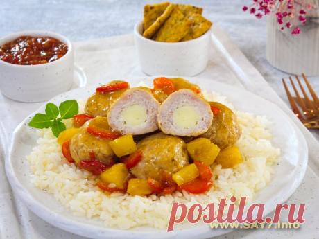 Фрикадельки, фаршированные моцареллой, в кисло-сладком соусе. Очень вкусные фрикадельки в сочном, кисло-сладком соусе. Моцарелла придает интересную нотку. Я использовала маленькие шарики моцареллы, их понадобилось 17 шт (каждый весом 7 г). На одну фрикадельку ушло 30 г фарша. На гарнир можно приготовить рис. Из указанного количества ингредиентов получается 5-6 порций.