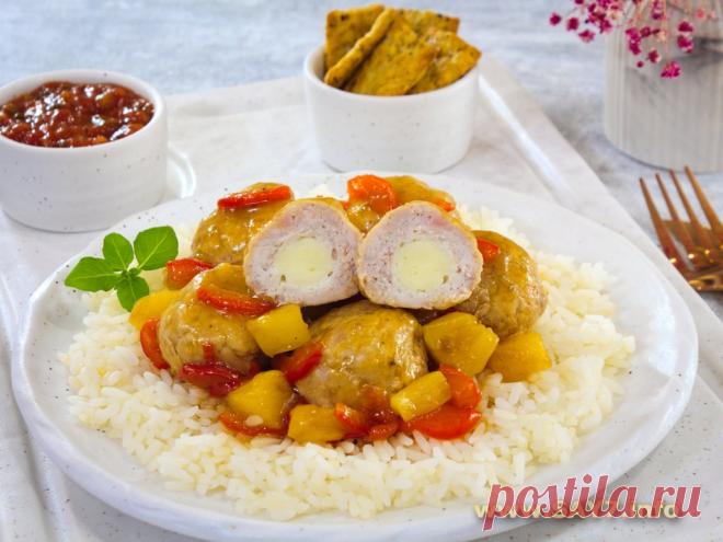 Фрикадельки, фаршированные моцареллой, в кисло-сладком соусе. Очень вкусные фрикадельки в сочном, кисло-сладком соусе. Моцарелла придает интересную нотку. Я использовала маленькие шарики моцареллы, их понадобилось 17 шт (каждый весом 7 г). На одну фрикадельку ушло 30 г фарша. На гарнир можно приготовить рис. Из указанного количества ингредиентов получается 5-6 порций.