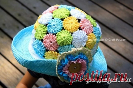 Шляпа из ярких мотивов
Описание и мастер класс: https://prjaga.ru/vyazanie-dlya-detej/shapka-sharfik-beret/shlyapa-kryuchkom-iz-yarkikh-motivov