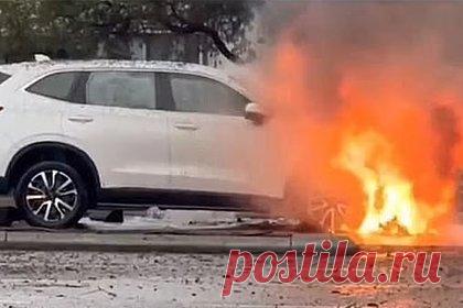 Водитель успел спастись из загоревшегося после удара молнии автомобиля. В Западной Австралии внедорожник, который находился на парковке магазина, загорелся от удара молнии во время сильного дождя. В момент удара водитель находился за рулем, но ему удалось выбраться из охваченного пламенем автомобиля. В результате произошедшего машина была полностью уничтожена на глазах у австралийца.