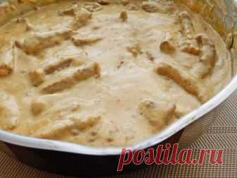 Вкусное тушеное мясо со сметаной 
ИНГРЕДИЕНТЫ: 
- 500 г говядины (или свинины); - 2 головки репчатого лука; - 150 г жирной сметаны; - 1 ст. л. острой горчицы; - 1 ст. л муки; - 1 стакан горячей воды (или бульона); - соль, черный моло…