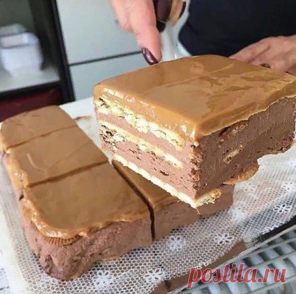 Шоколадный торт без выпечки

Ингредиенты:
500 гр. сухого молока или детской смеси,5 ст. л. какао (можно и больше),250 гр. размягченного сливочного масла,стакан воды,6 ст. л. сахара,4 - 5 стандартных пачек печенья к чаю.

Приготовление:
Вообще тортик чем то напоминает 