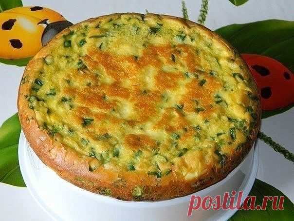 ПИРОГ С ЯЙЦАМИ И ЗЕЛЁНЫМ ЛУКОМ
Так вкусно, что будете готовить еще не раз!

Для приготовления пирога с яйцами и зеленым луком потребуется:
Для теста:
4 яйца;
соль;
7 ст. л. муки;
1/3 ч. л. соды;
200 г сметаны;
1 ст. л. майонеза.
Для начинки:
6 вареных яиц;
большой пучок лука;
соль.

Яйца взбить с солью. Добавить сметану и майонез. Перемешать.Добавить соду и муку. Замесить тесто.

Для начинки порезать вареные яйца, зеленый лук. Посолить и перемешать.

Я готовила пирог в мул...