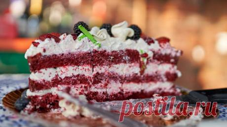Ко Дню святого Валентина: как приготовить торт Красный бархат Торт Красный бархат впечатляет сразу по нескольким пунктам: у него неповторимый ванильно-шоколадный вкус, и он очень эффектно выглядит. А еще его очен...