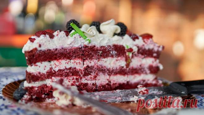 Ко Дню святого Валентина: как приготовить торт Красный бархат Торт Красный бархат впечатляет сразу по нескольким пунктам: у него неповторимый ванильно-шоколадный вкус, и он очень эффектно выглядит. А еще его очен...