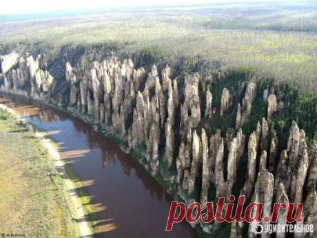 Столбы вдоль реки Лены, Россия.