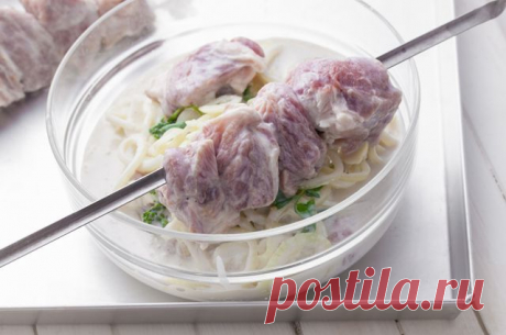 Секреты нежного мяса. Топ-8 шашлычных маринадов Секрет нежного мяса таится в правильно подобранном маринаде и специях. Чтобы не жевать резину с шампуров, попробуйте следующие универсальные рецепты.
